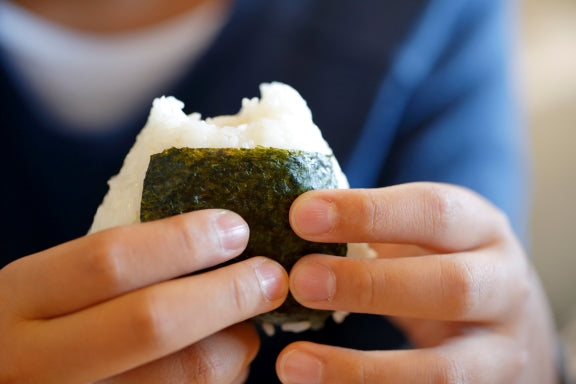 おにぎりの美味しい包み方:時間が経ってもふっくら感を保つ秘訣