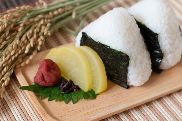 基本+アレンジ!おにぎりの海苔の巻き方6選|おにぎりを美味しくする海苔選びの秘訣も!