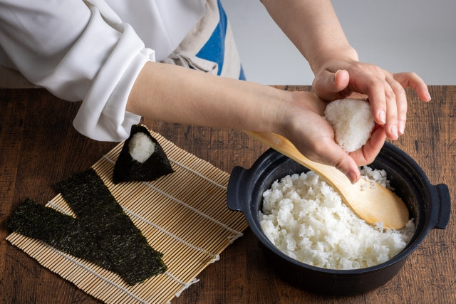 【プロ直伝】おにぎりの基本!丸・三角・俵・太鼓、4つの形の握り方とコツ