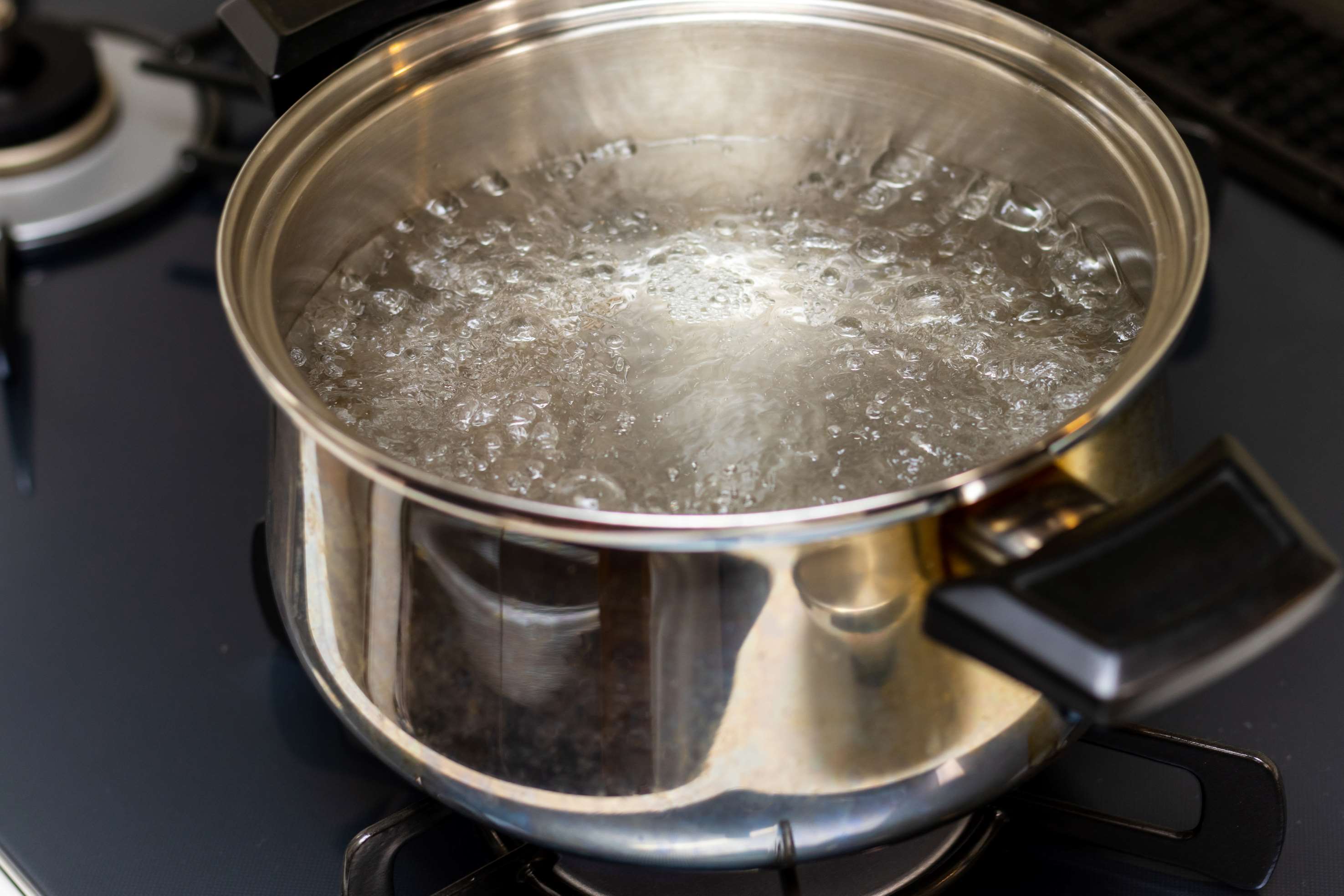 緑茶の風味を引き出す!お湯の沸かし方一つで味が変わる理由とは?