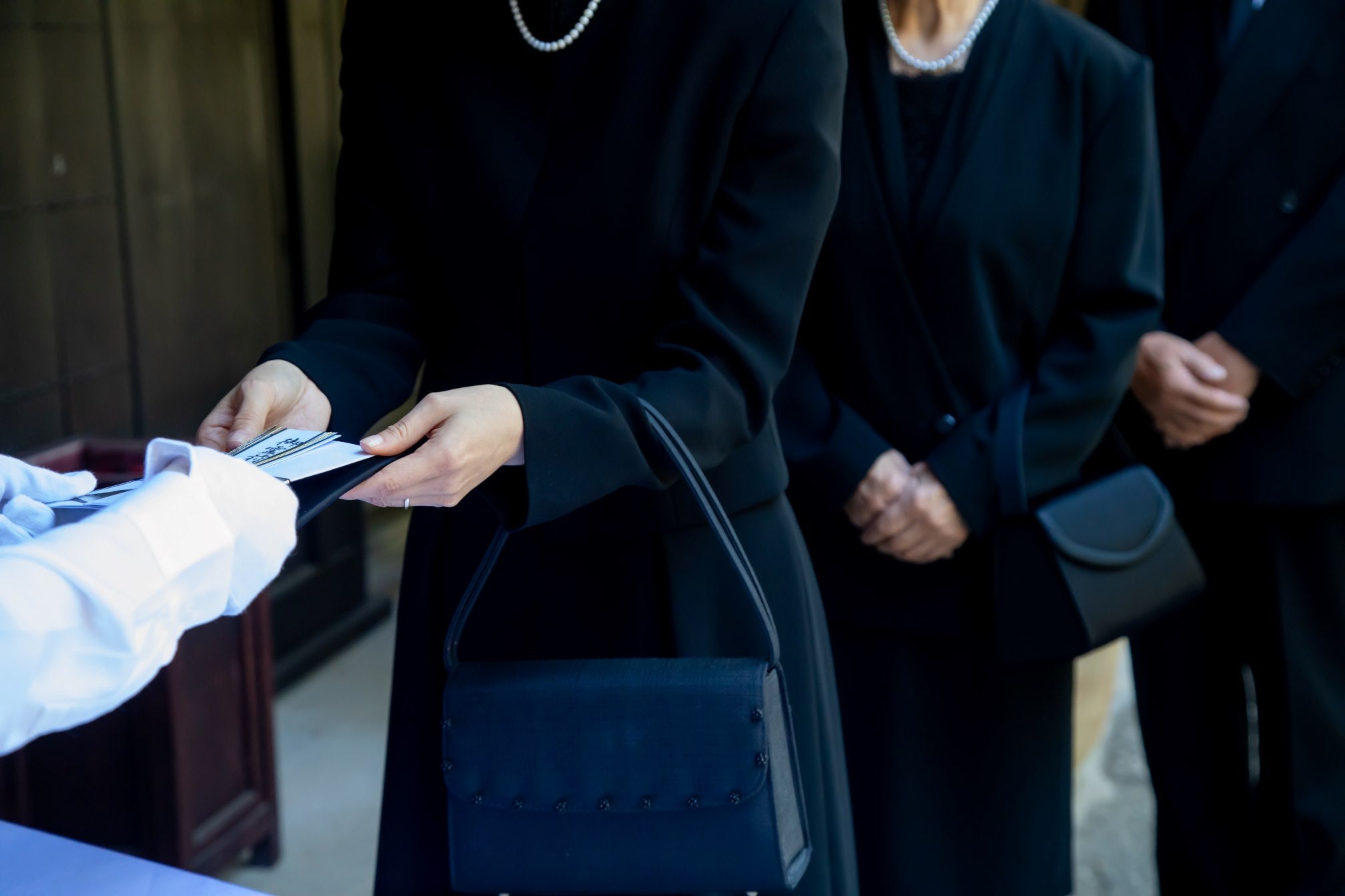 香典のマナー完全ガイド!金額、書き方、マナーまで解説