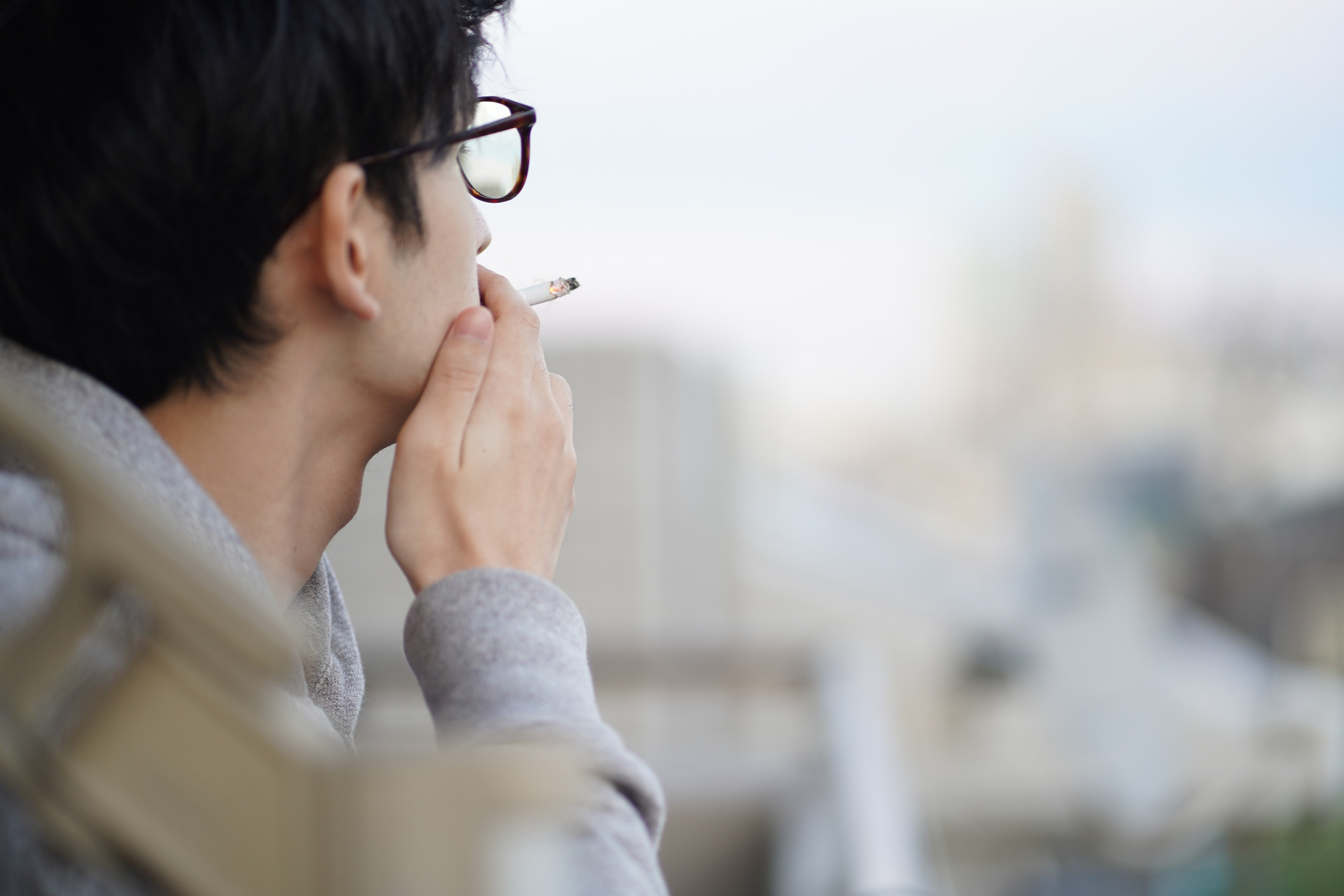 タバコの黄ばみ歯に緑茶が効く？ヤニ汚れ吸着の秘密を解説