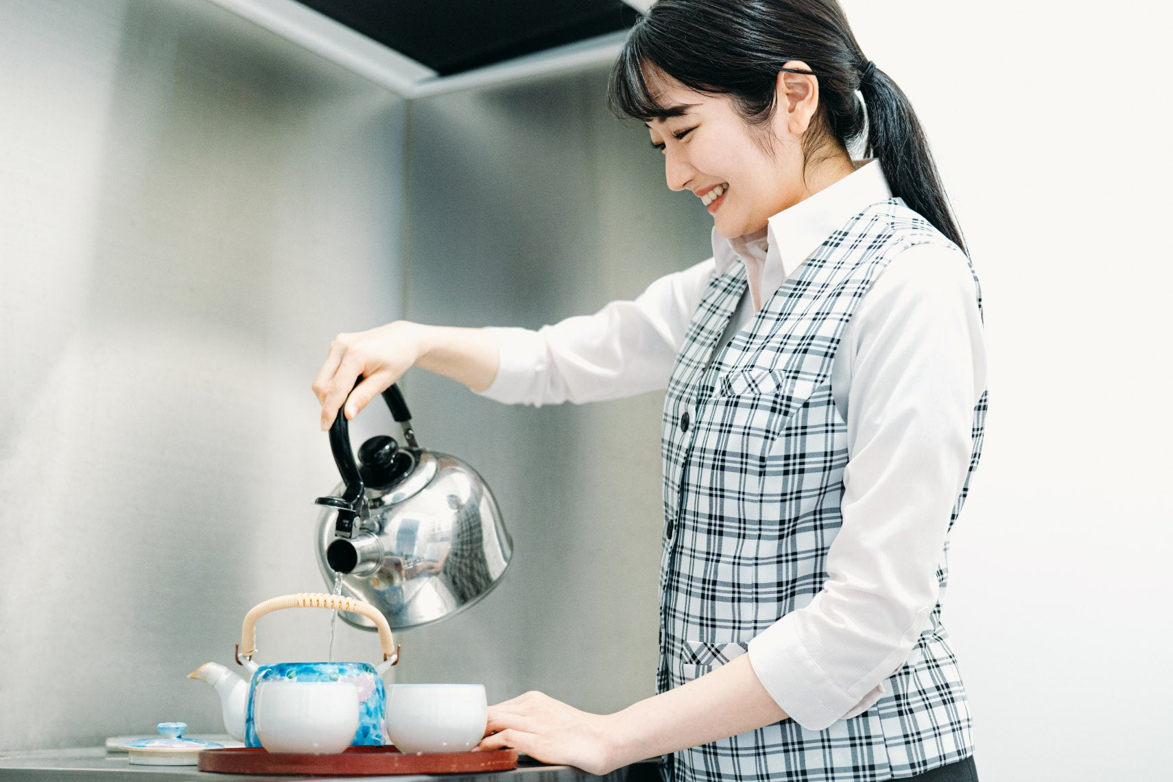 これを知らないと恥ずかしい！お茶の出し方NG集とよくあるご質問