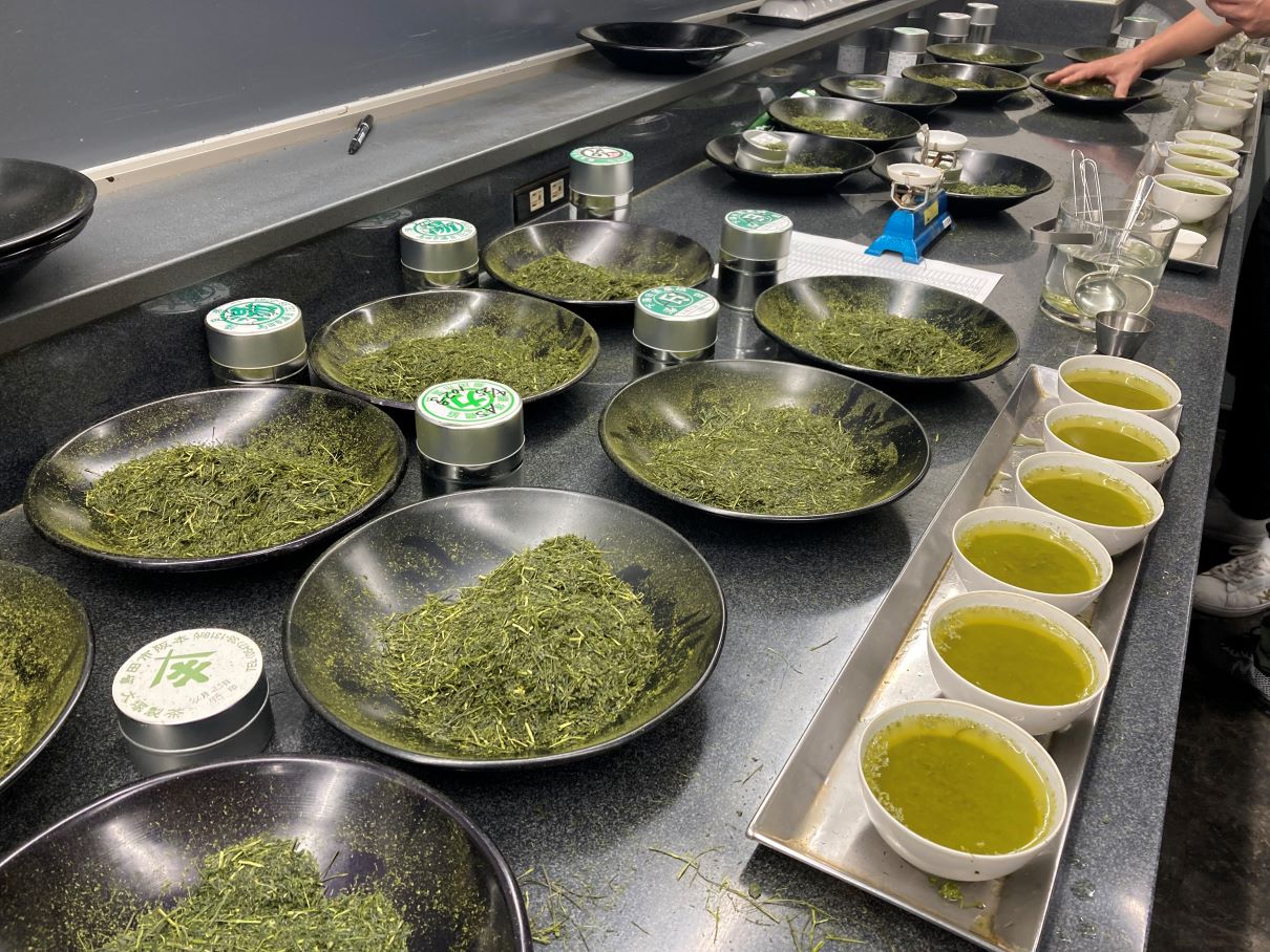 静岡、お茶の産地を訪ねて ━ 密着！茶葉の真髄に迫る 「仕入れ・検茶」の世界