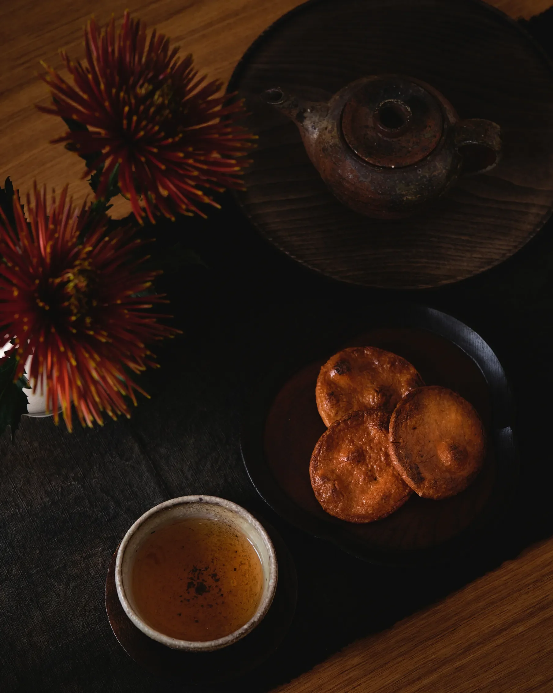 十八代目 中村 勘三郎さんに贈りたい  < 毘沙門せんべい 福屋>の勘三郎せんべい×「ほうじ茶」